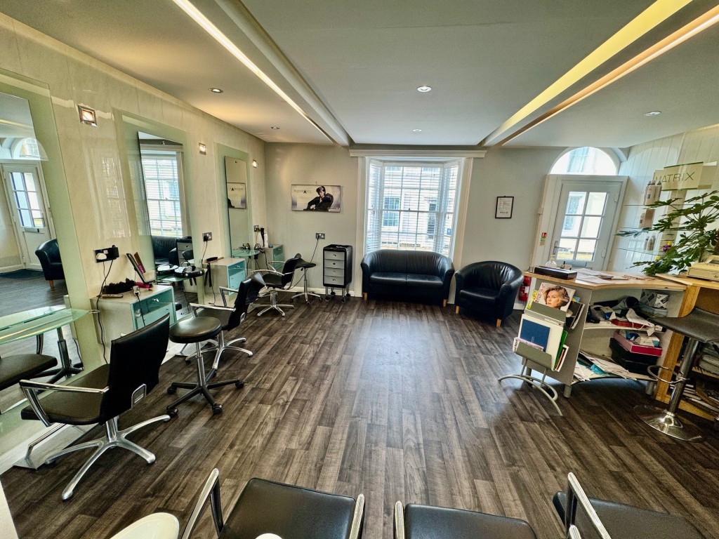 Lot: 24 - HAIRDRESSING SALON AND BEAUTY PARLOUR CLOSE TO ST JAMES RETAIL AND LEISURE PARK - Ground floor salon